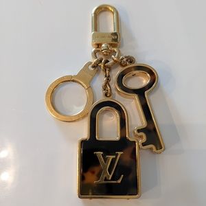 Louis Vuitton bag charm. Brown and gold.